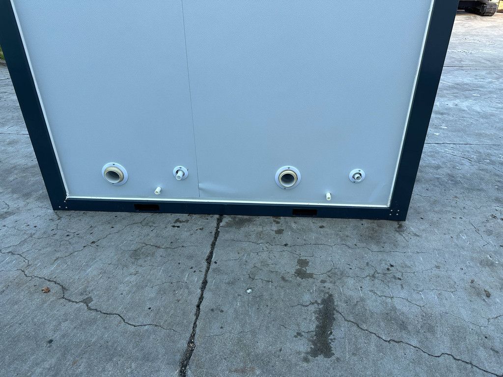Neue Doppel-Toilettenkabine