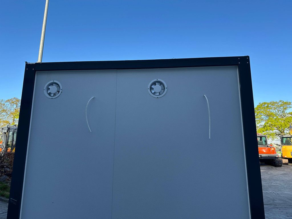 Neue Doppel-Toilettenkabine