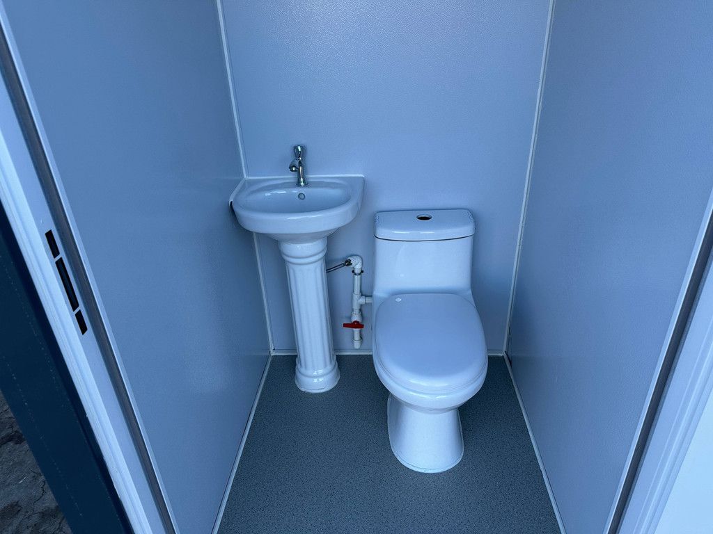 Neue Doppel-Toilettenkabine