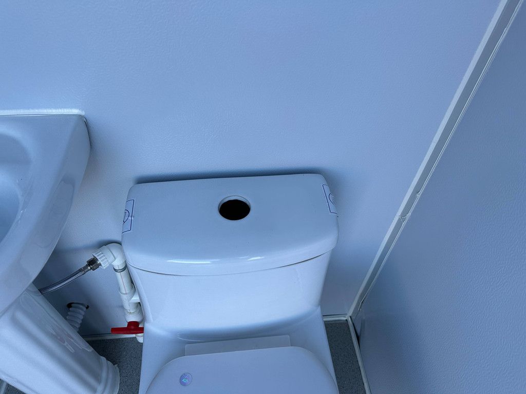 Neue Doppel-Toilettenkabine