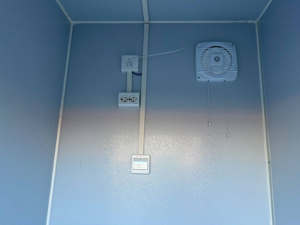 Neue Doppel-Toilettenkabine