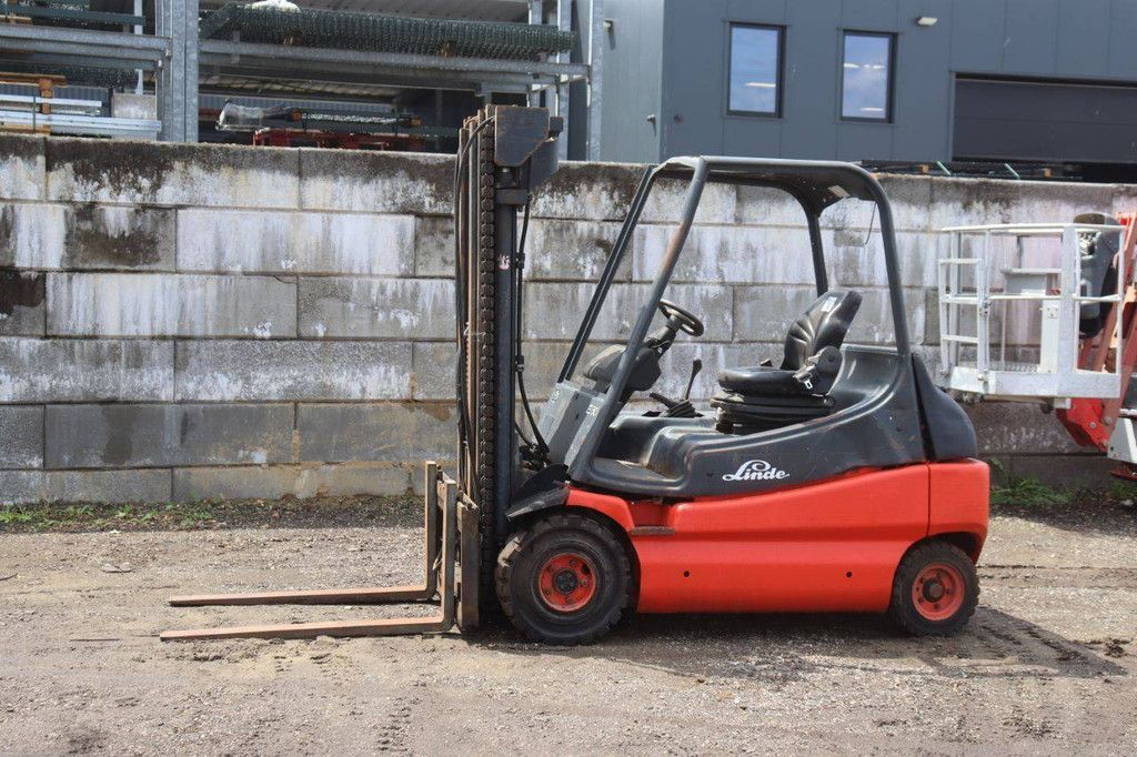 Heftruck Linde E30-01 Elektrisch 3000kg 7m 1998