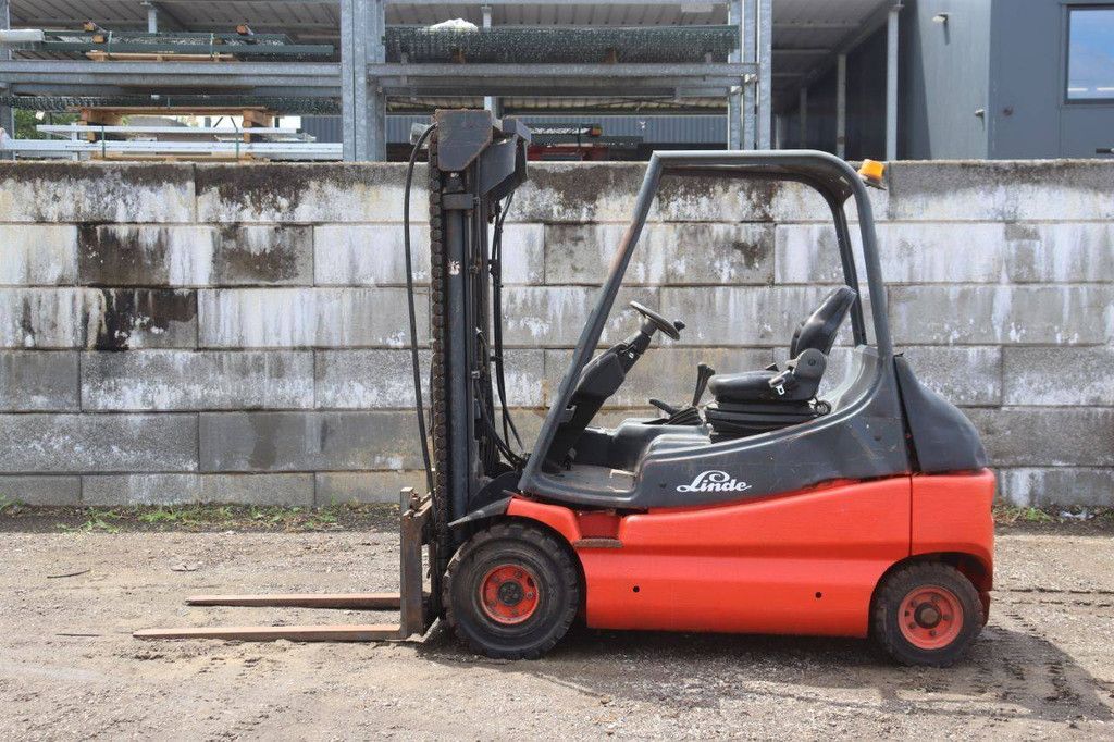 Heftruck Linde E30-01 Elektrisch 3000kg 7m 1998
