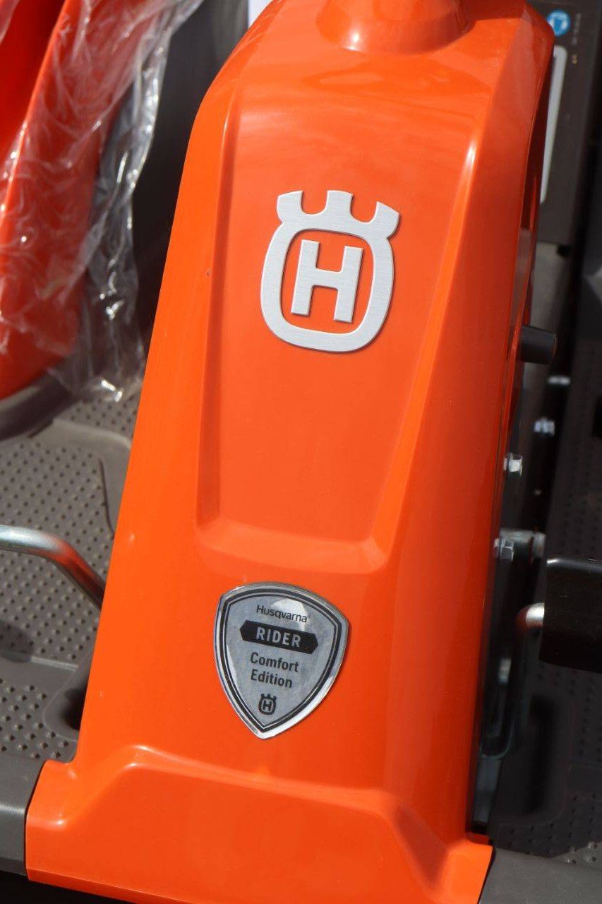 Neu: Husqvarna R214TC Benzin-Aufsitzmäher