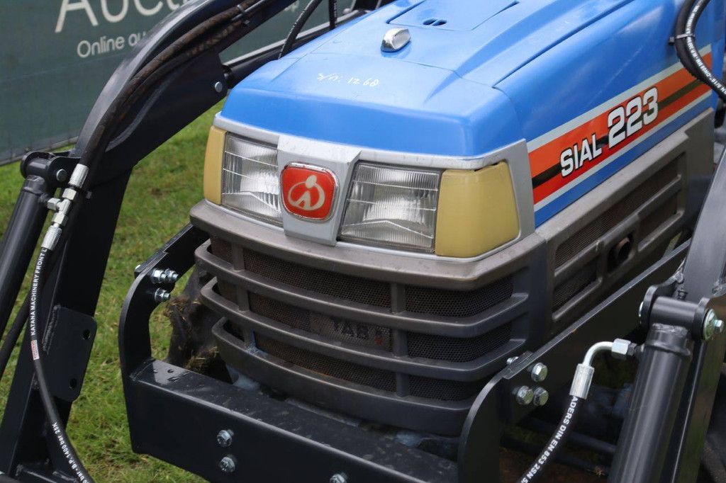 Iseki Sial 223 Diesel-Kleintraktor mit Frontlader