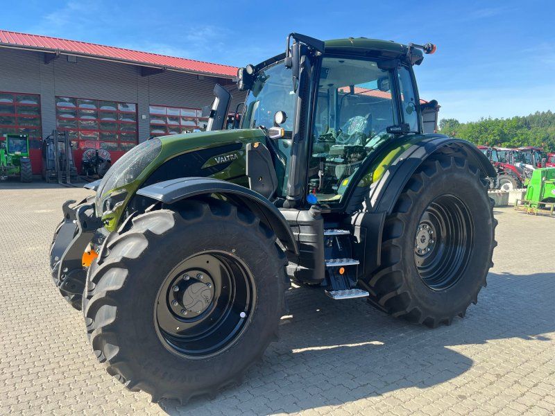 Valtra N 155 A mit FL. Anbauteil und Rüfa