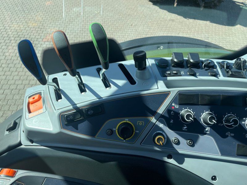 Valtra N 155 A mit FL. Anbauteil und Rüfa