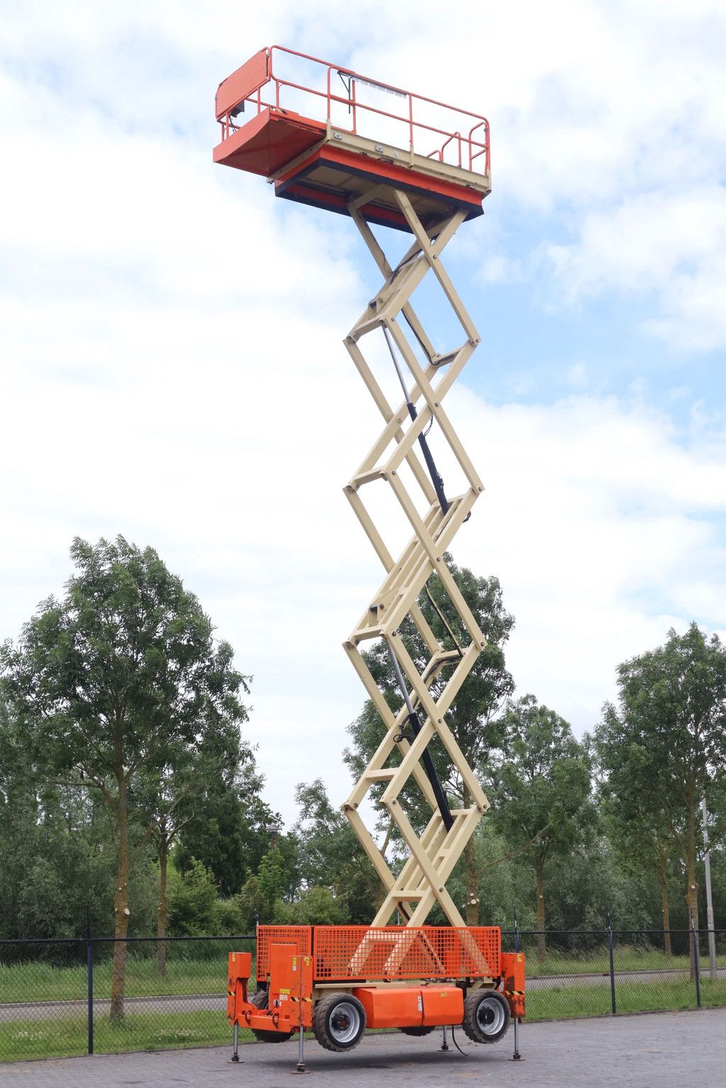 JLG M4069 | 15 METER | 360 KG
