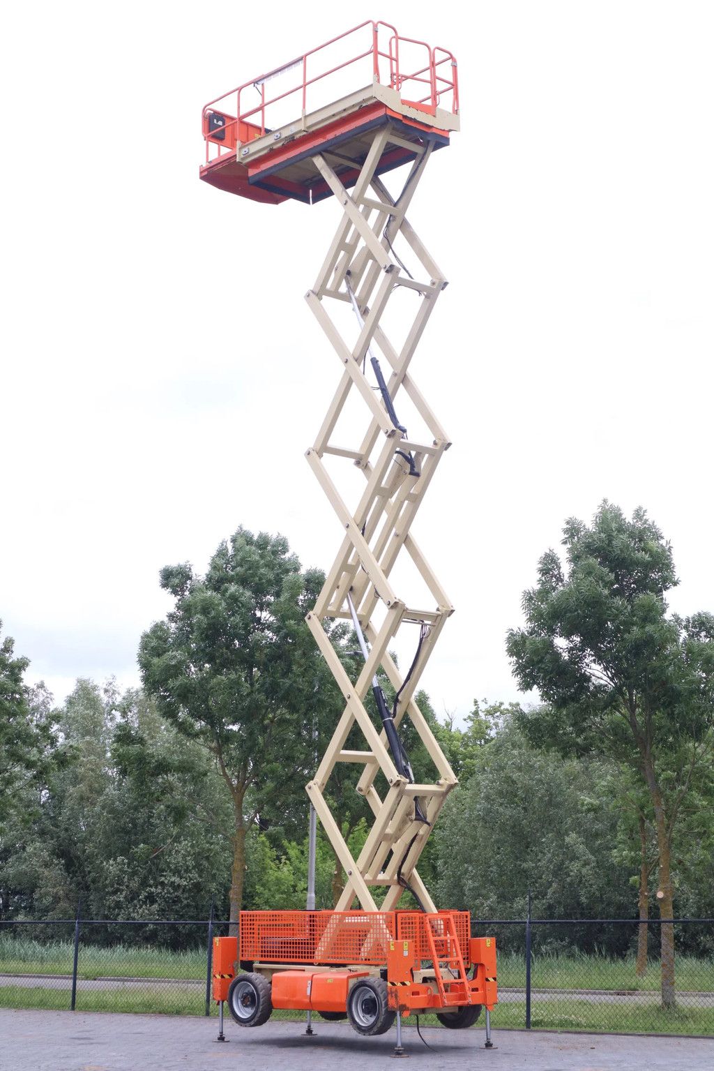 JLG M4069 | 15 METER | 360 KG