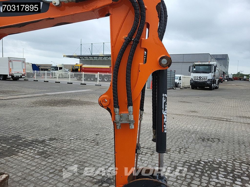 Doosan DX27 Z 3 Buckets