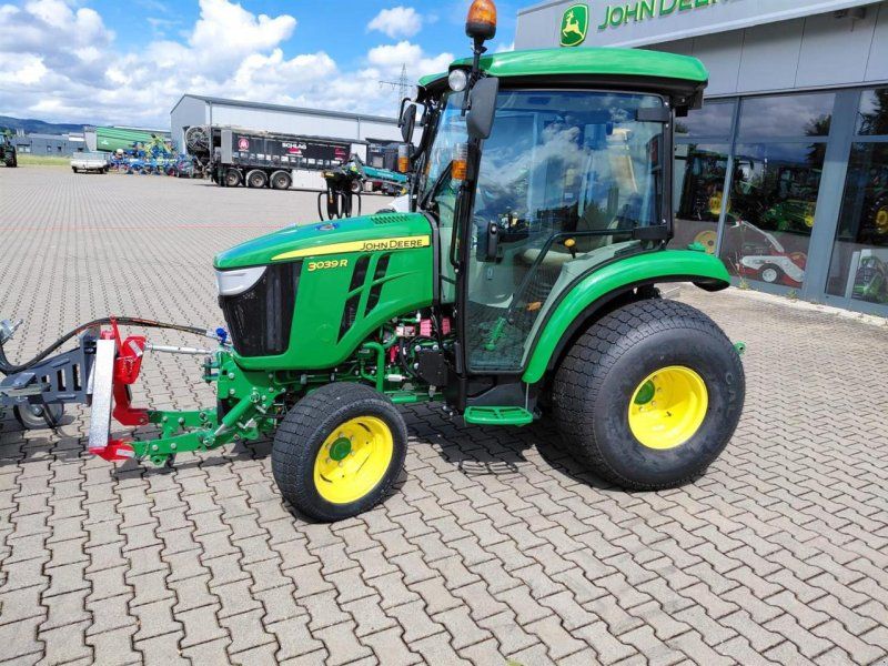 John Deere 3039R