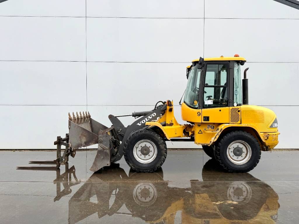 Volvo L30B - Bucket + Forks / Quick Coupler