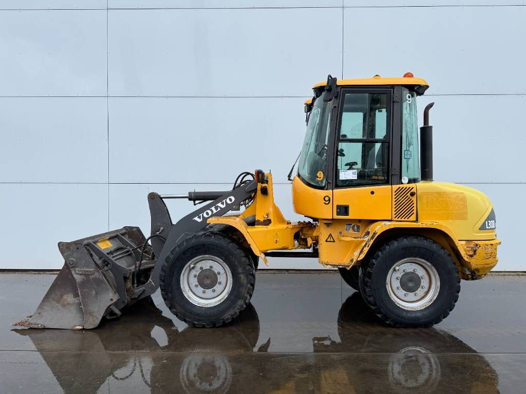 Volvo L30B - Bucket + Forks / Quick Coupler