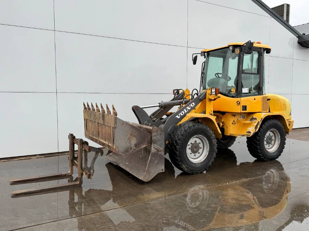 Volvo L30B - Bucket + Forks / Quick Coupler