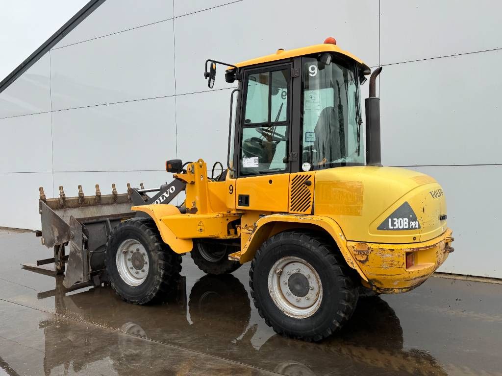 Volvo L30B - Bucket + Forks / Quick Coupler