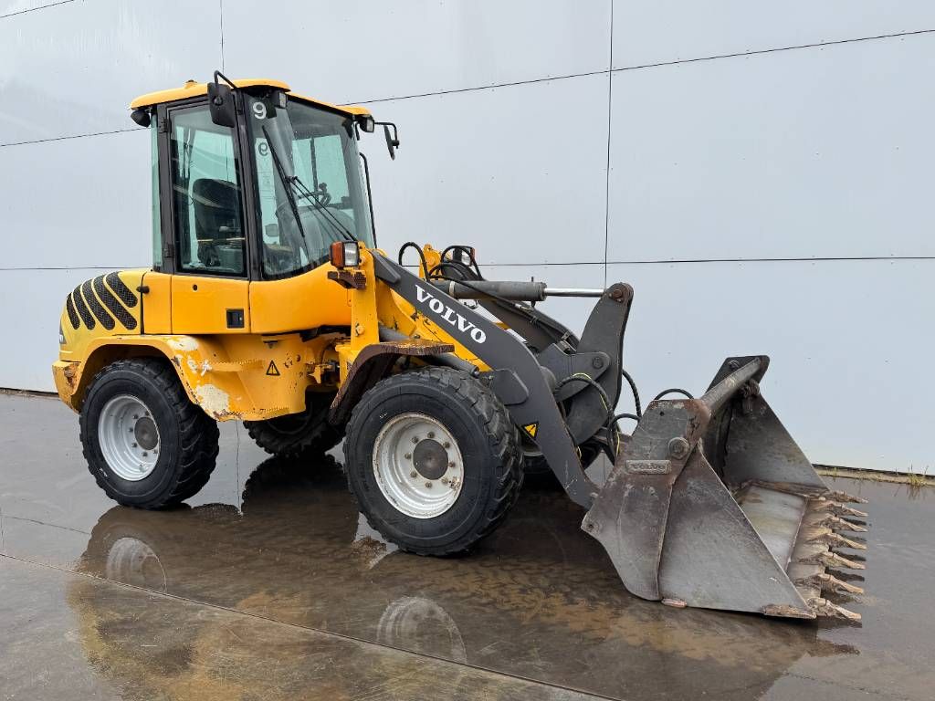 Volvo L30B - Bucket + Forks / Quick Coupler