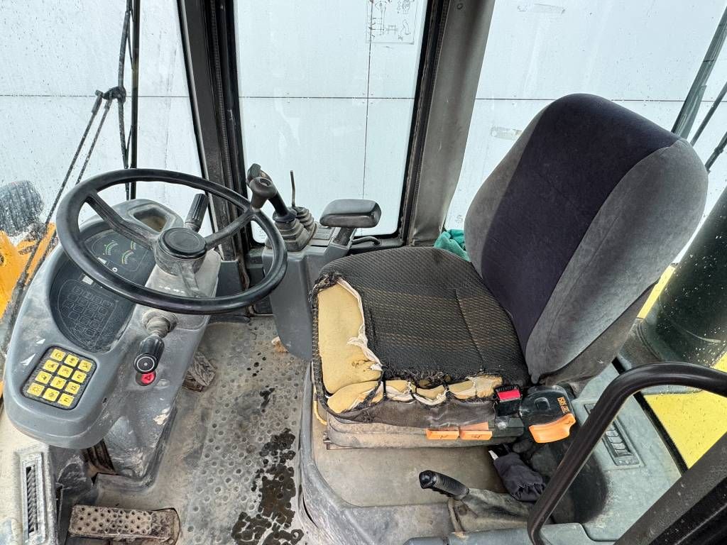 Volvo L30B - Bucket + Forks / Quick Coupler