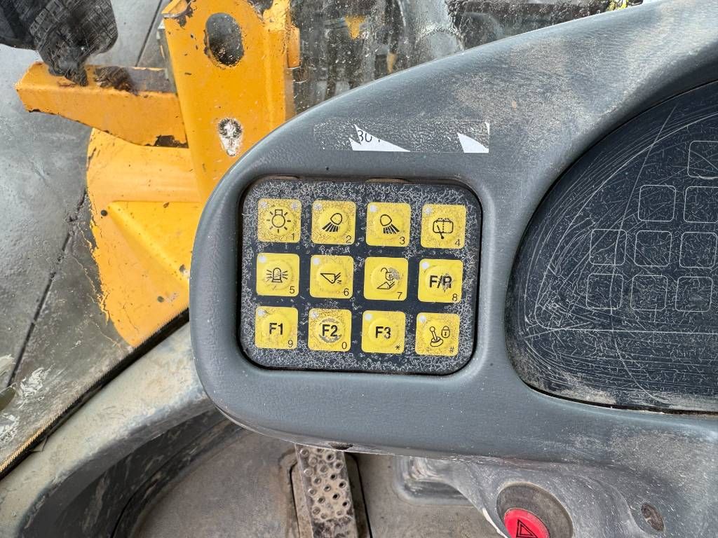 Volvo L30B - Bucket + Forks / Quick Coupler
