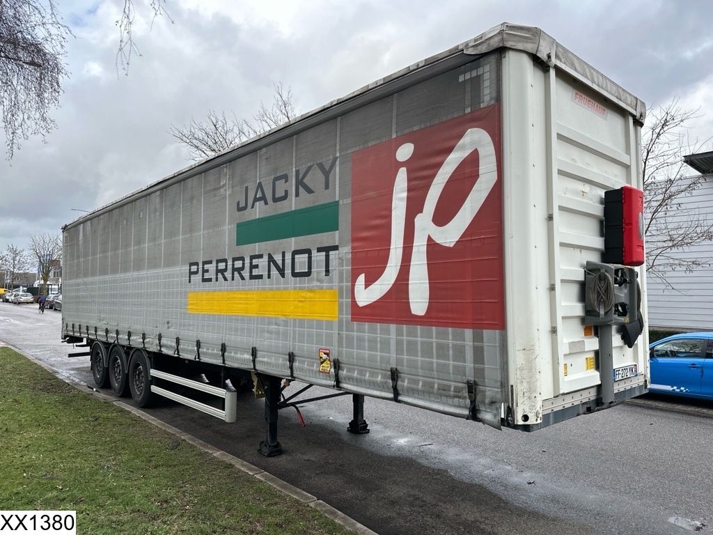 Fruehauf Tautliner Lift axle