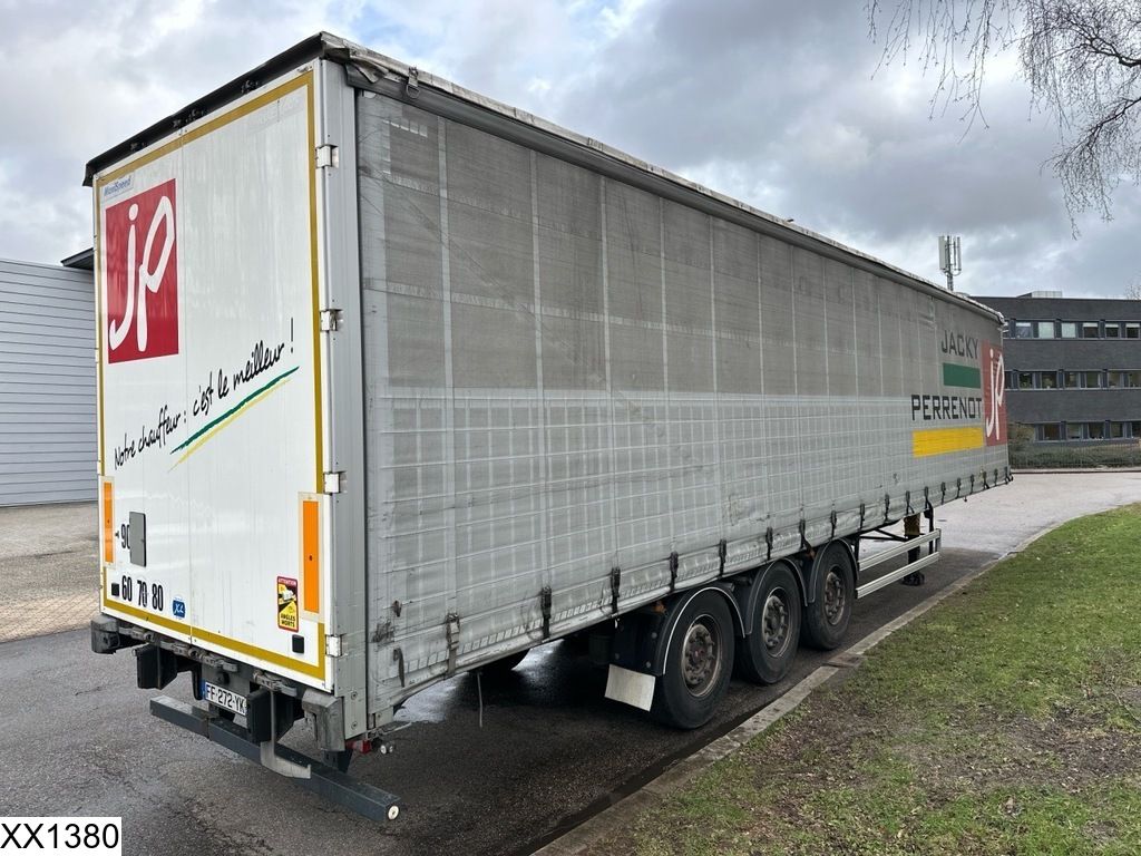 Fruehauf Tautliner Lift axle