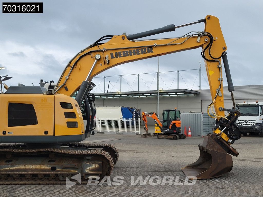 Liebherr R926 Engcon - 2 Buckets