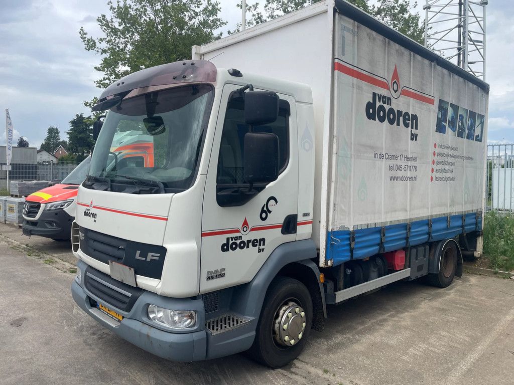 DAF LF 45 180 Schuifzeil / Laadklep 1500 kg Nieuw apk ! nieuwe banden !