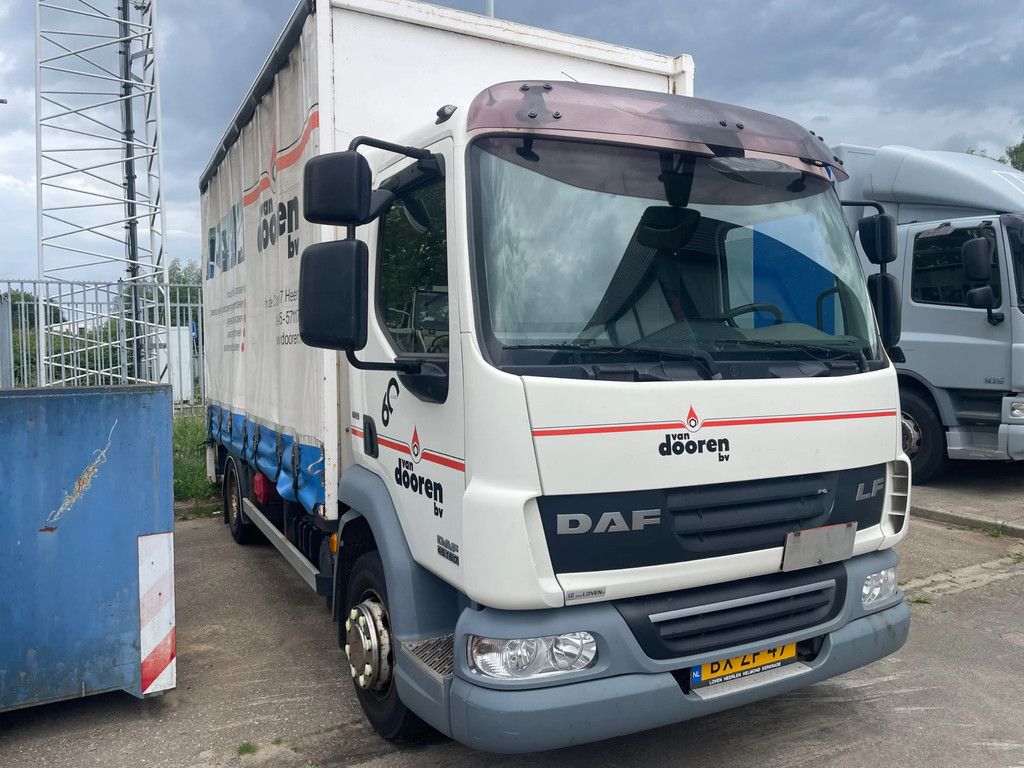 DAF LF 45 180 Schuifzeil / Laadklep 1500 kg Nieuw apk ! nieuwe banden !