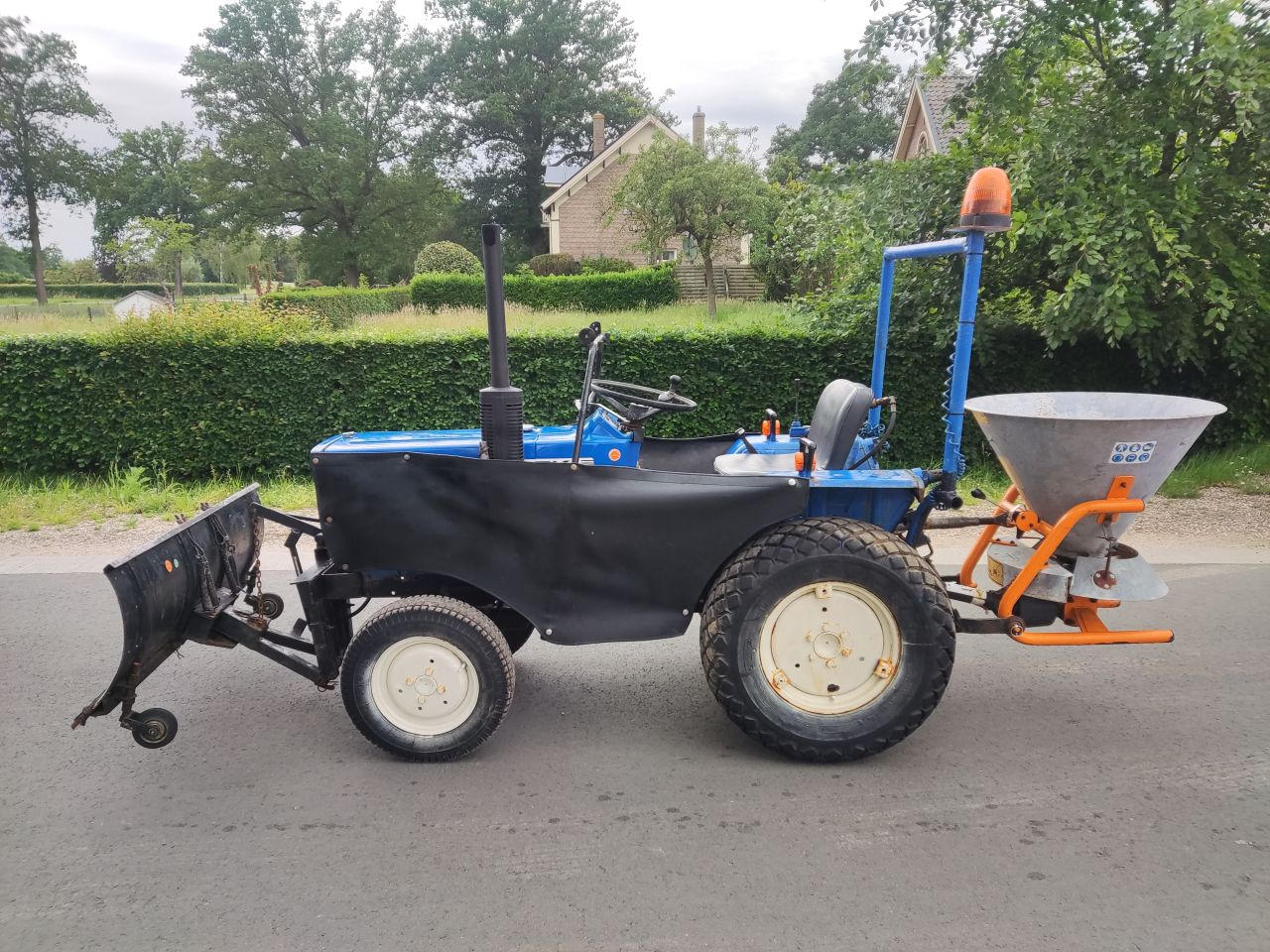 ISEKI tractor (type TU1600, 16 pk, 4WD, winterdienst uitvoering)