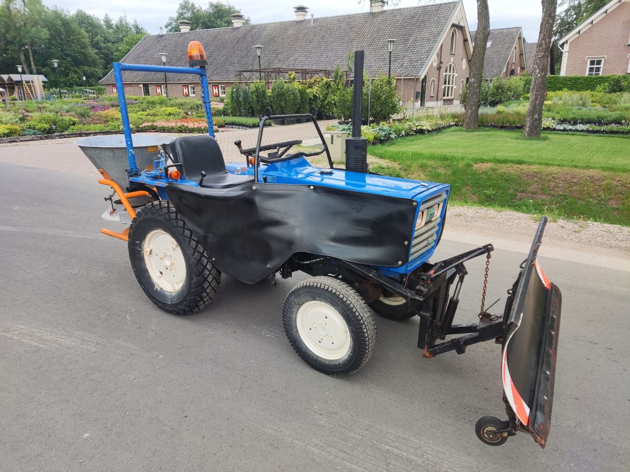 ISEKI tractor (type TU1600, 16 pk, 4WD, winterdienst uitvoering)