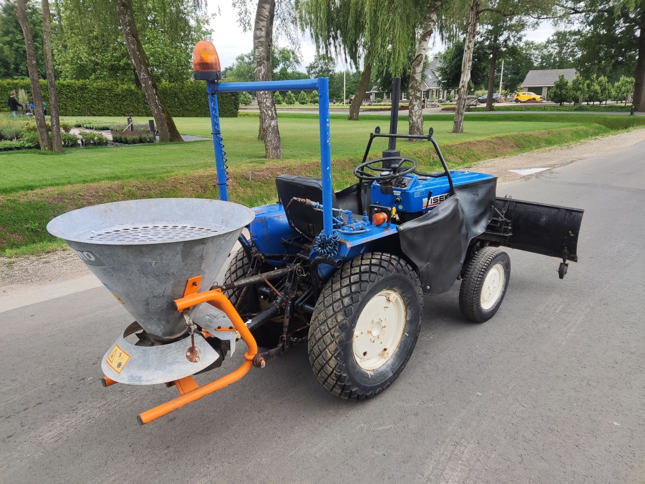 ISEKI tractor (type TU1600, 16 pk, 4WD, winterdienst uitvoering)