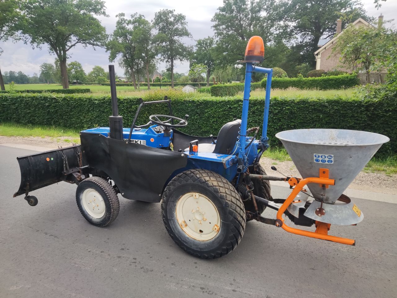 ISEKI tractor (type TU1600, 16 pk, 4WD, winterdienst uitvoering)