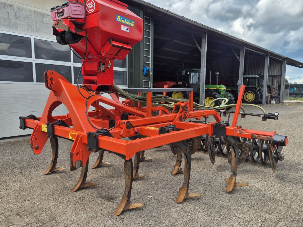 Kuhn Cultimer 300 vleugelschaar cultivator met Einbock zaaibak