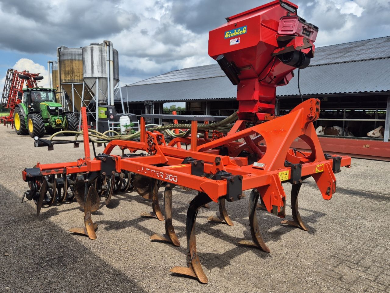 Kuhn Cultimer 300 vleugelschaar cultivator met Einbock zaaibak