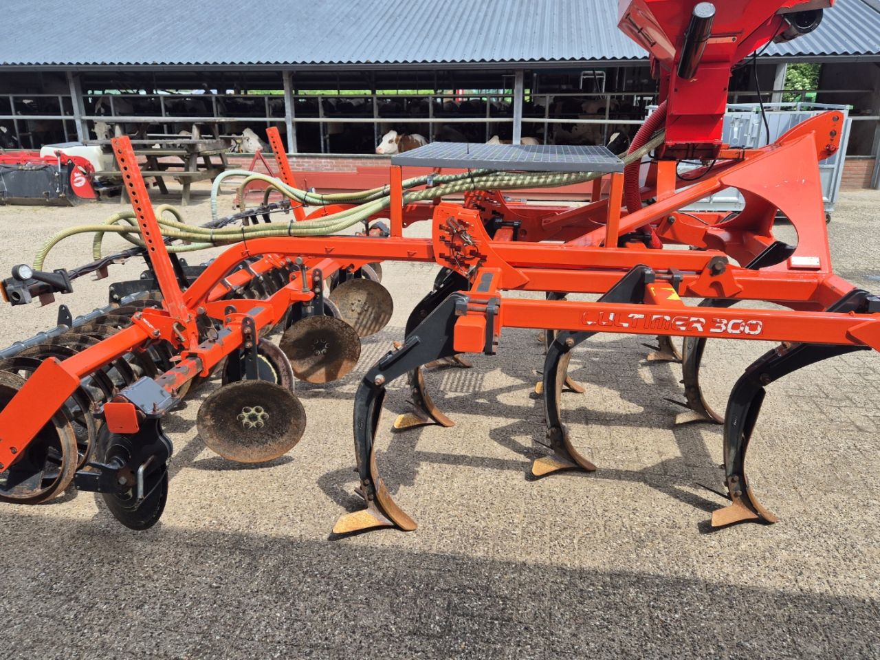 Kuhn Cultimer 300 vleugelschaar cultivator met Einbock zaaibak
