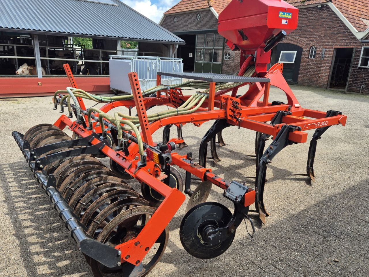 Kuhn Cultimer 300 vleugelschaar cultivator met Einbock zaaibak
