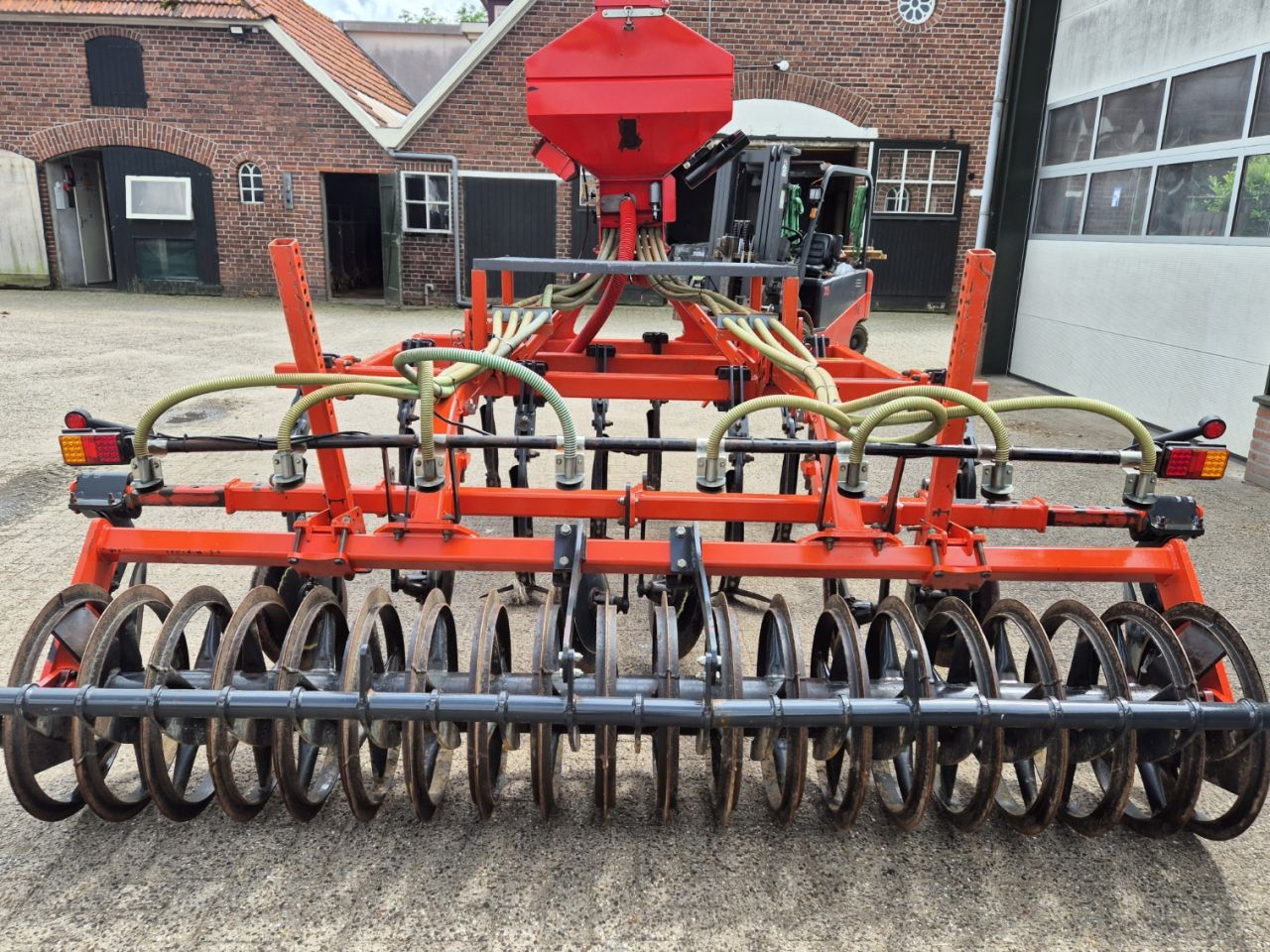 Kuhn Cultimer 300 vleugelschaar cultivator met Einbock zaaibak