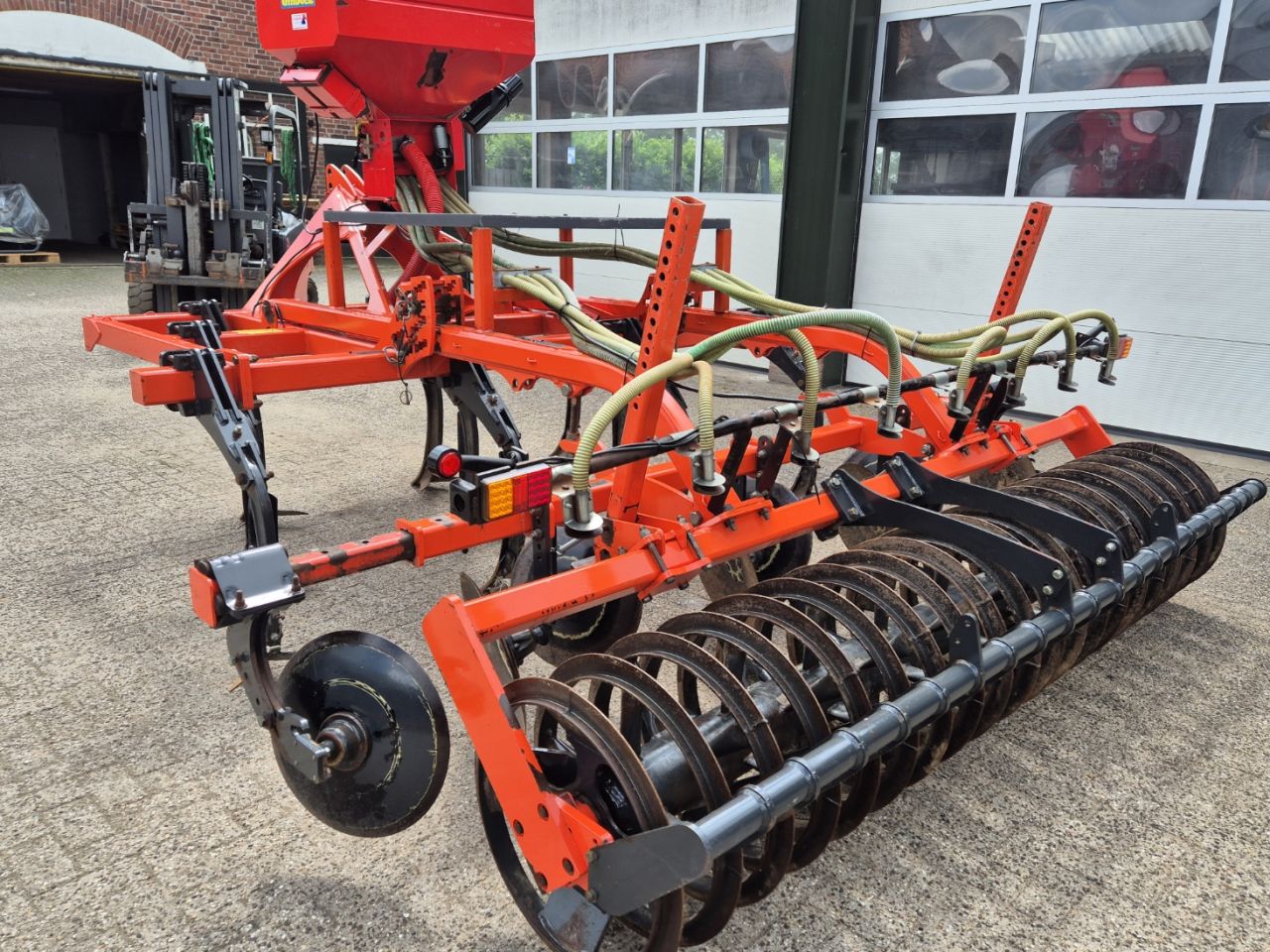 Kuhn Cultimer 300 vleugelschaar cultivator met Einbock zaaibak