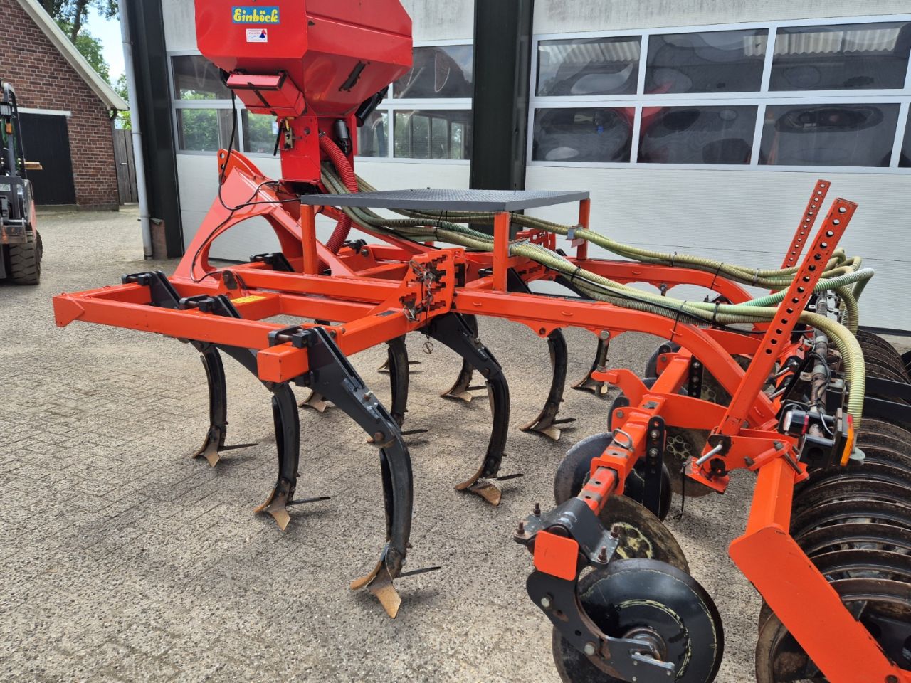 Kuhn Cultimer 300 vleugelschaar cultivator met Einbock zaaibak