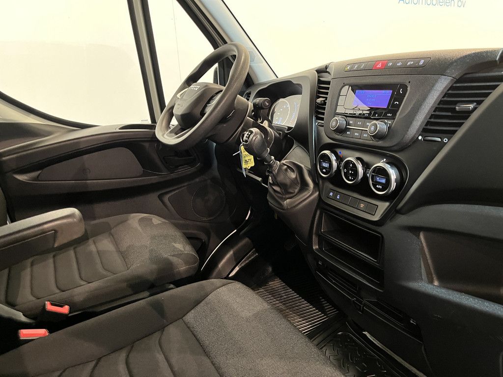 Iveco Daily 35S16 2.3 375 DC 7 pers. Open Laadbak / Euro 6 / Trekhaak 3.500 KG / Airco / Cruise Control / 32.300 KM !!