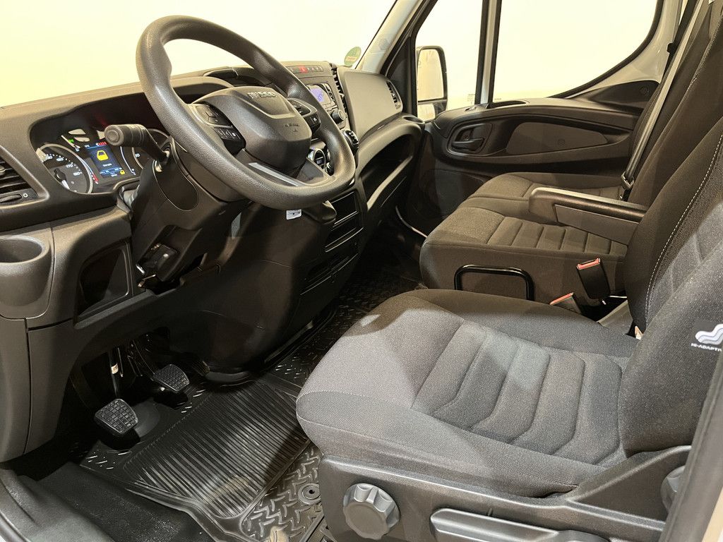 Iveco Daily 35S16 2.3 375 DC 7 pers. Open Laadbak / Euro 6 / Trekhaak 3.500 KG / Airco / Cruise Control / 32.300 KM !!