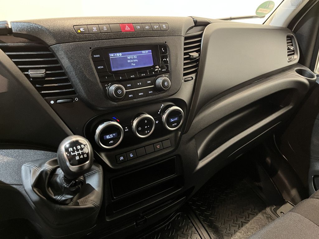 Iveco Daily 35S16 2.3 375 DC 7 pers. Open Laadbak / Euro 6 / Trekhaak 3.500 KG / Airco / Cruise Control / 32.300 KM !!