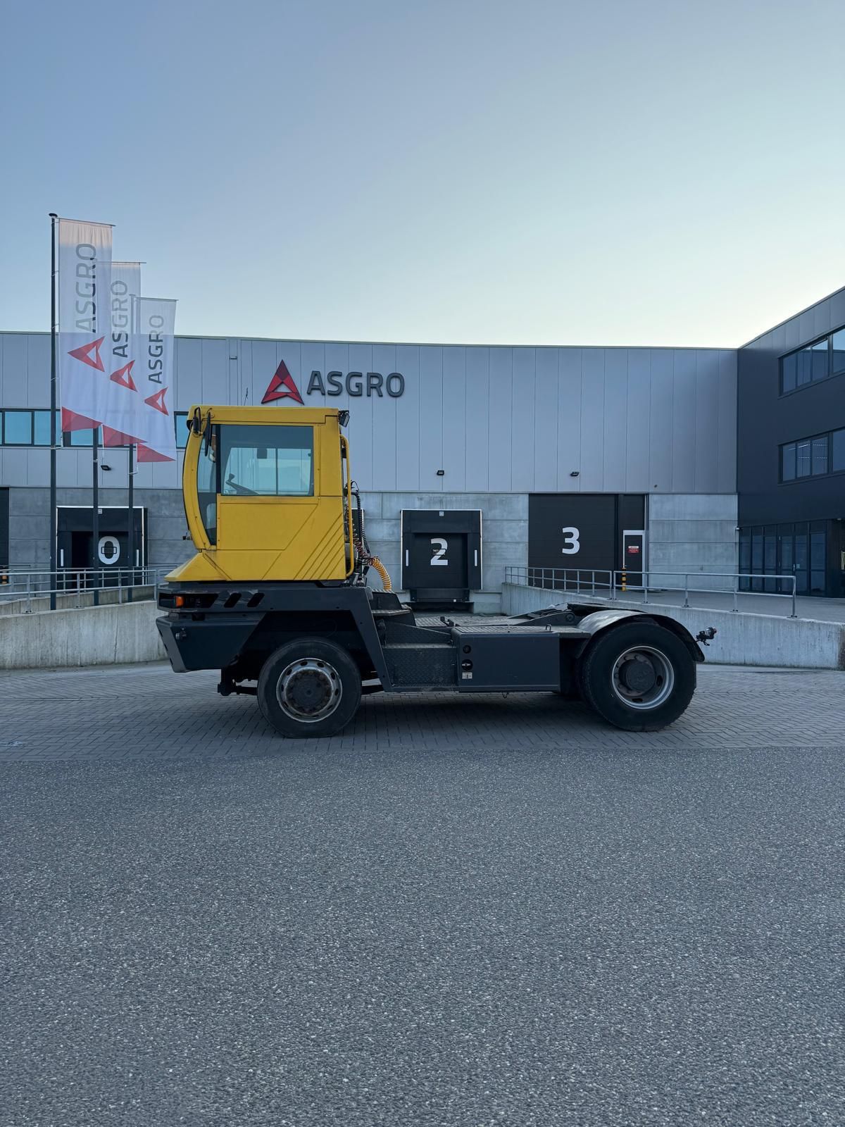 Terberg Turminal trekker RT 250 4x4 aangedreven.