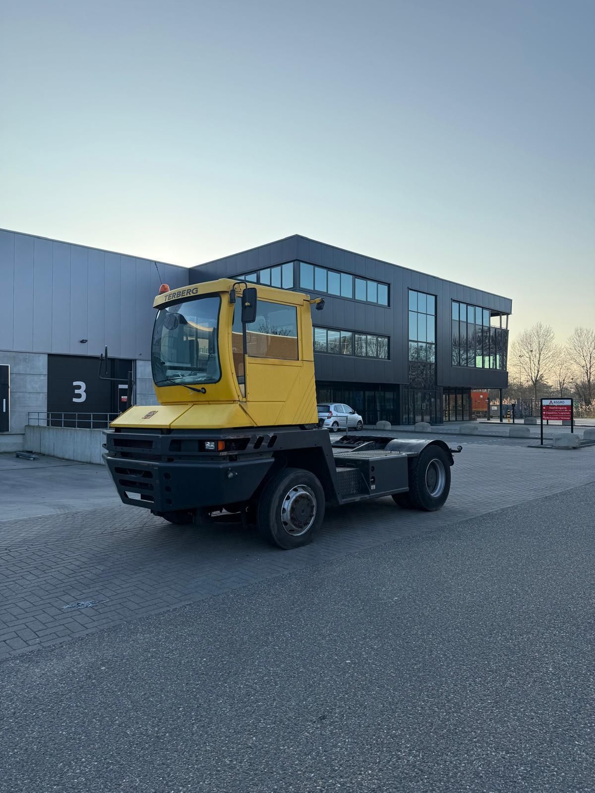 Terberg Turminal trekker RT 250 4x4 aangedreven.