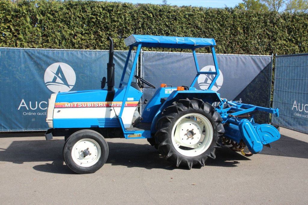 Mitsubishi MT2501 Diesel-Kleintraktor, 24 PS, mit Grubber