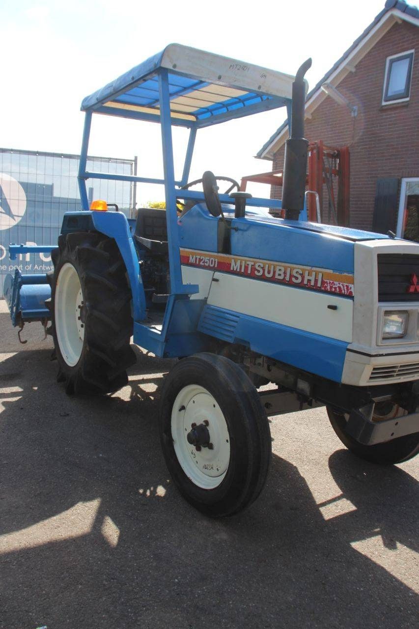 Mitsubishi MT2501 Diesel-Kleintraktor, 24 PS, mit Grubber