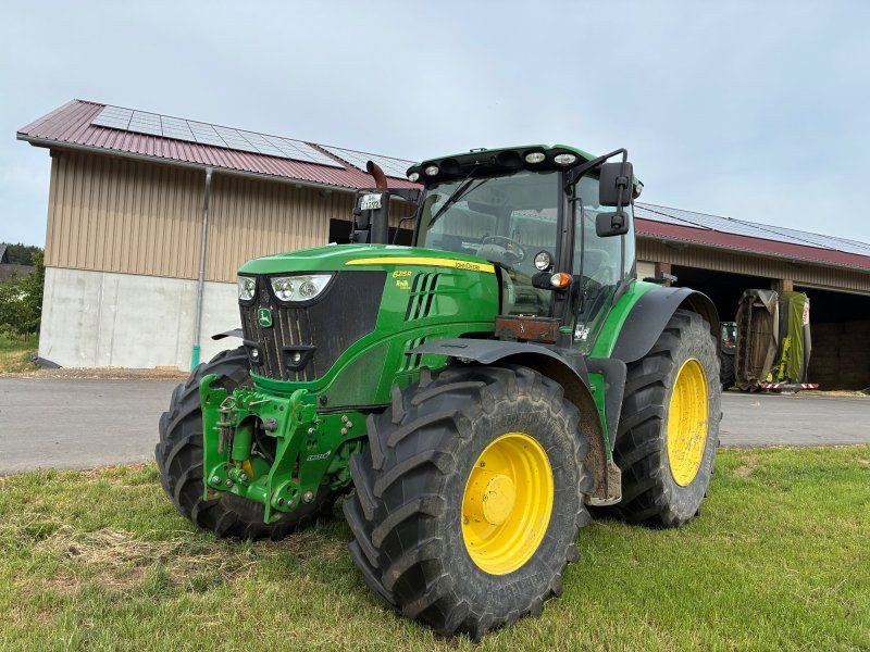 John Deere 6215R
