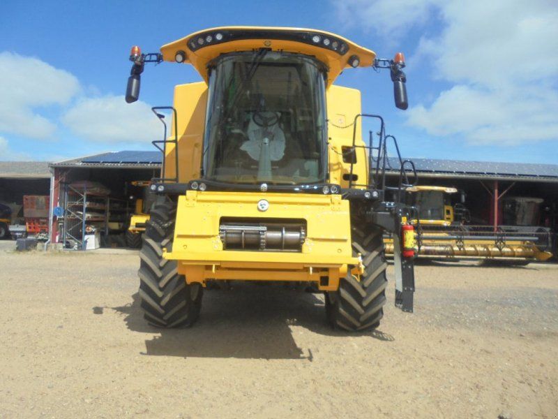 New Holland CR7-80