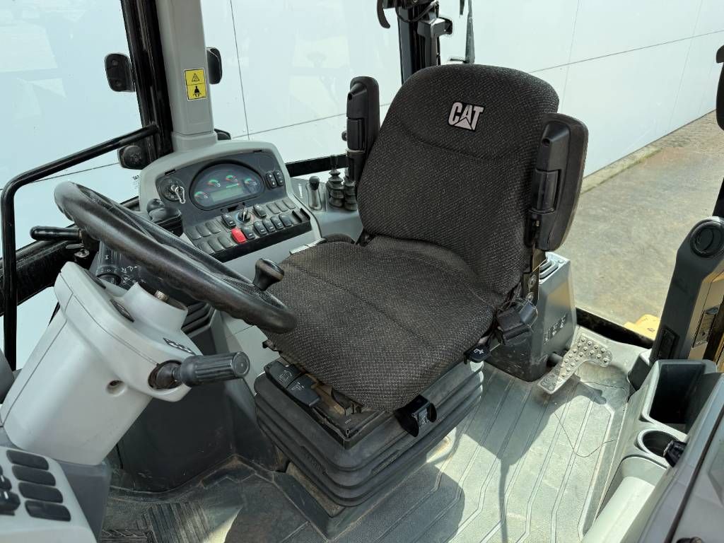 CAT 427F2 - Telescopic / 6/1 Bucket + Forks + Hammer