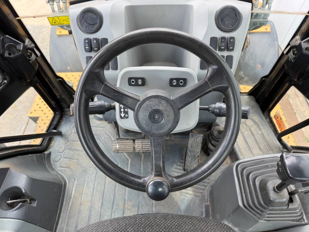 CAT 427F2 - Telescopic / 6/1 Bucket + Forks + Hammer