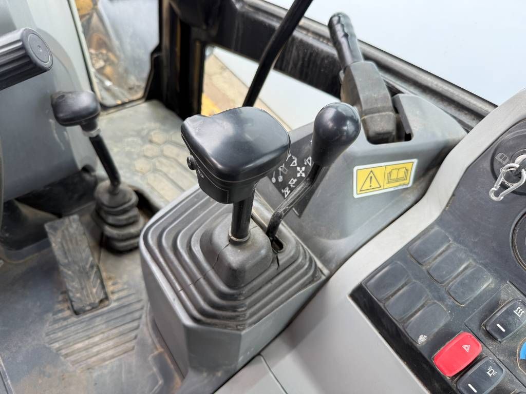 CAT 427F2 - Telescopic / 6/1 Bucket + Forks + Hammer